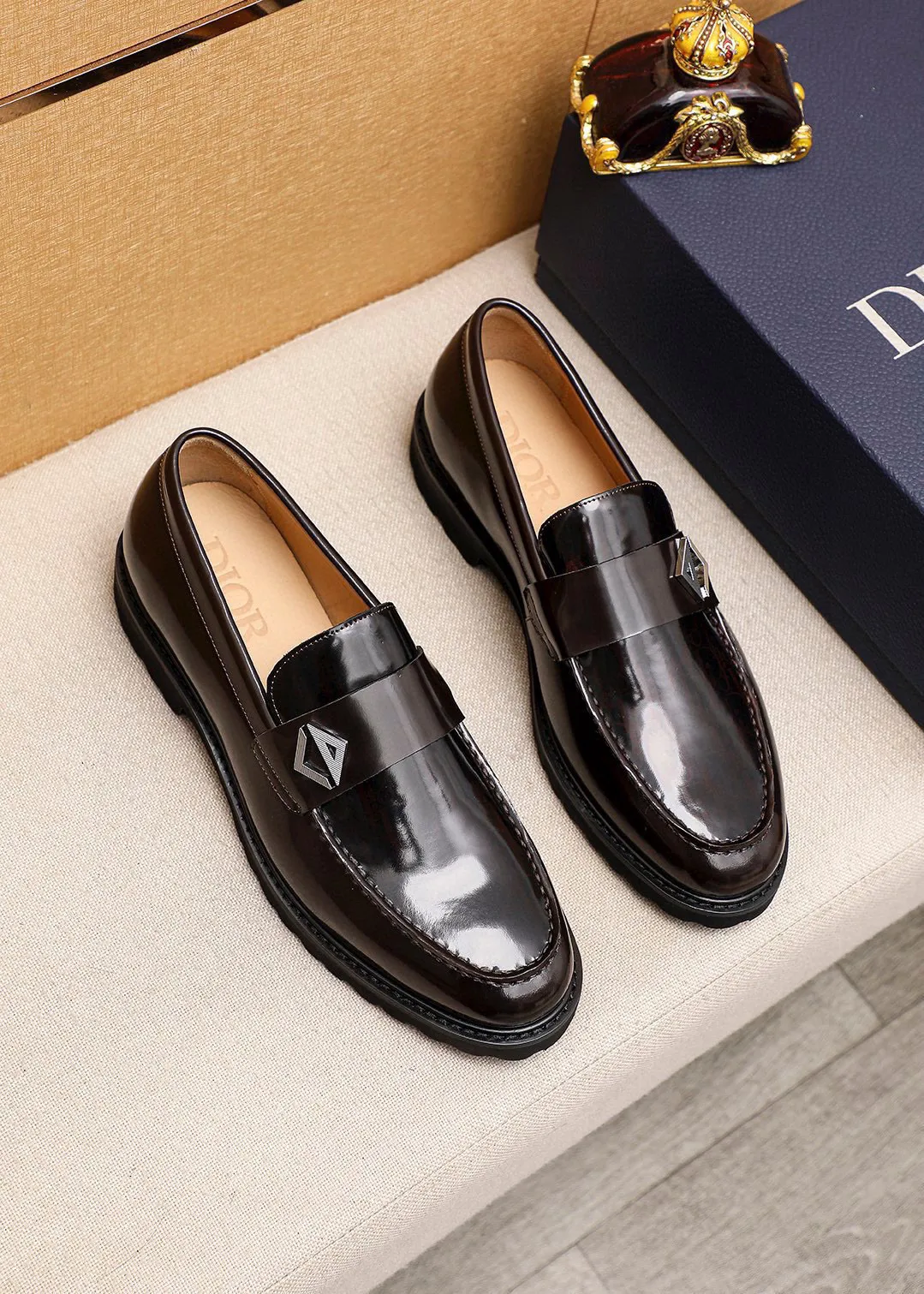 Men's shoes 💰460 💐 Product trademark: Dior "Dior" casual leather shoes Regular size: 39-44 (38.45🉑️customized) Product materials: Selected Italian imported first-layer open-edge beaded cowhide upper + classic hardware buckle, imported water-dyed cowhide lining. Strong three-dimensional visual effect, foam outsole Color: 2⃣️colors available